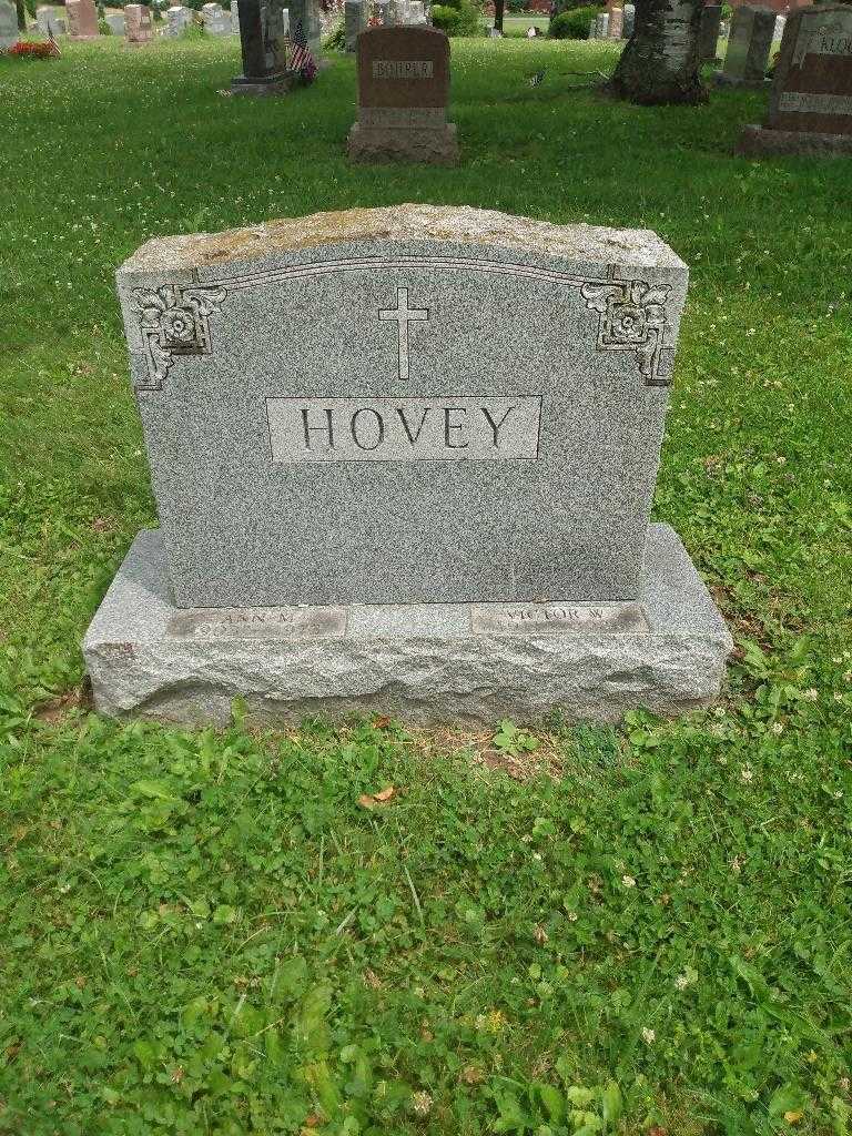 Victor W. Hovey's grave. Photo 1