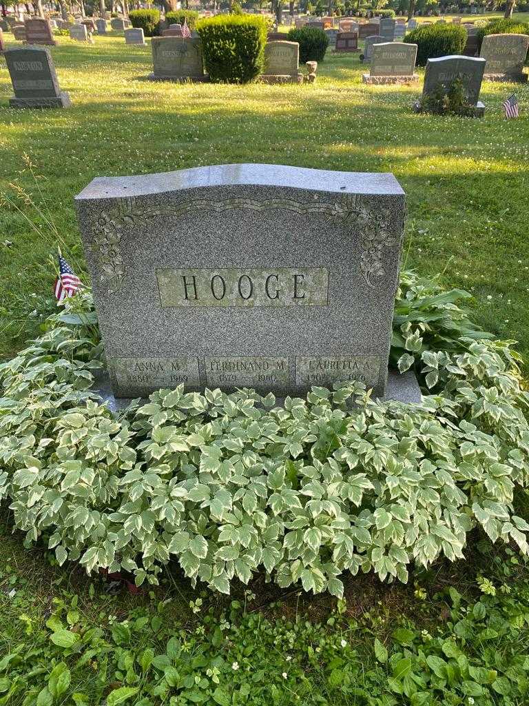 Lauretta A. Hooge's grave. Photo 2