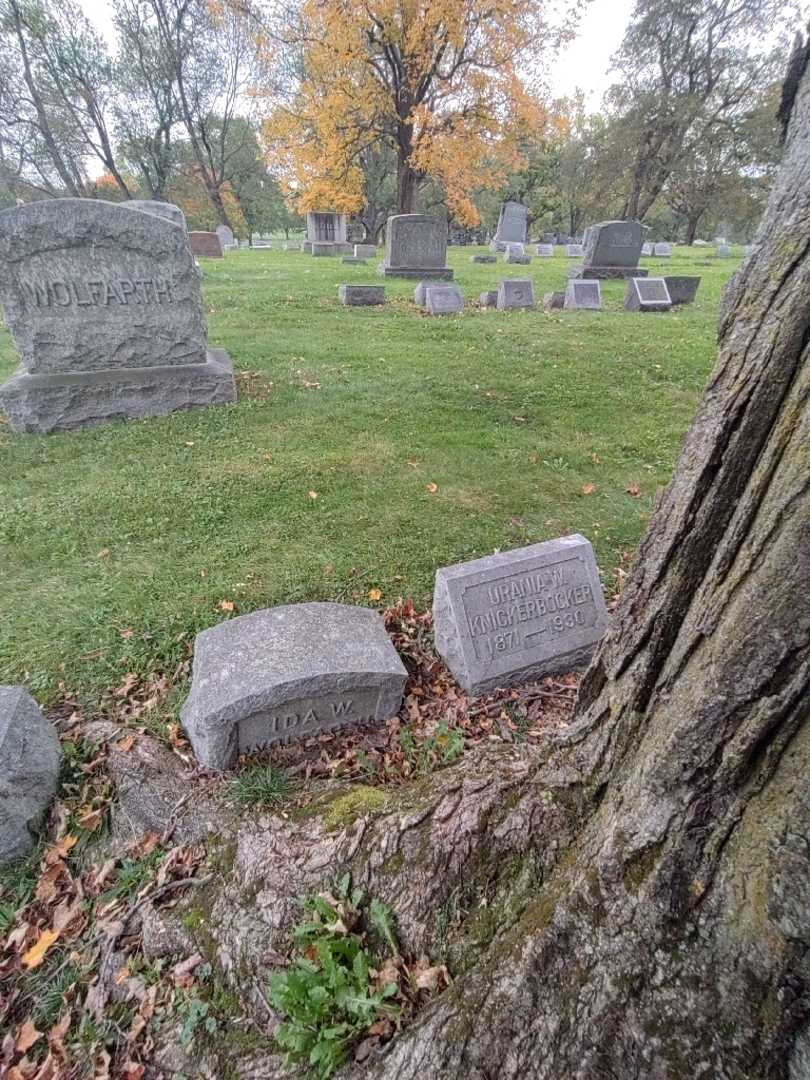 Urania Sophia W Knickerbocker's grave. Photo 1