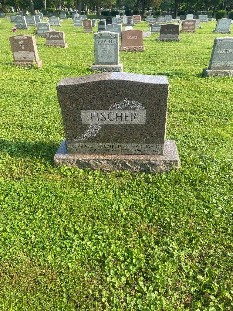 Gertrude N. Fischer's grave. Photo 2