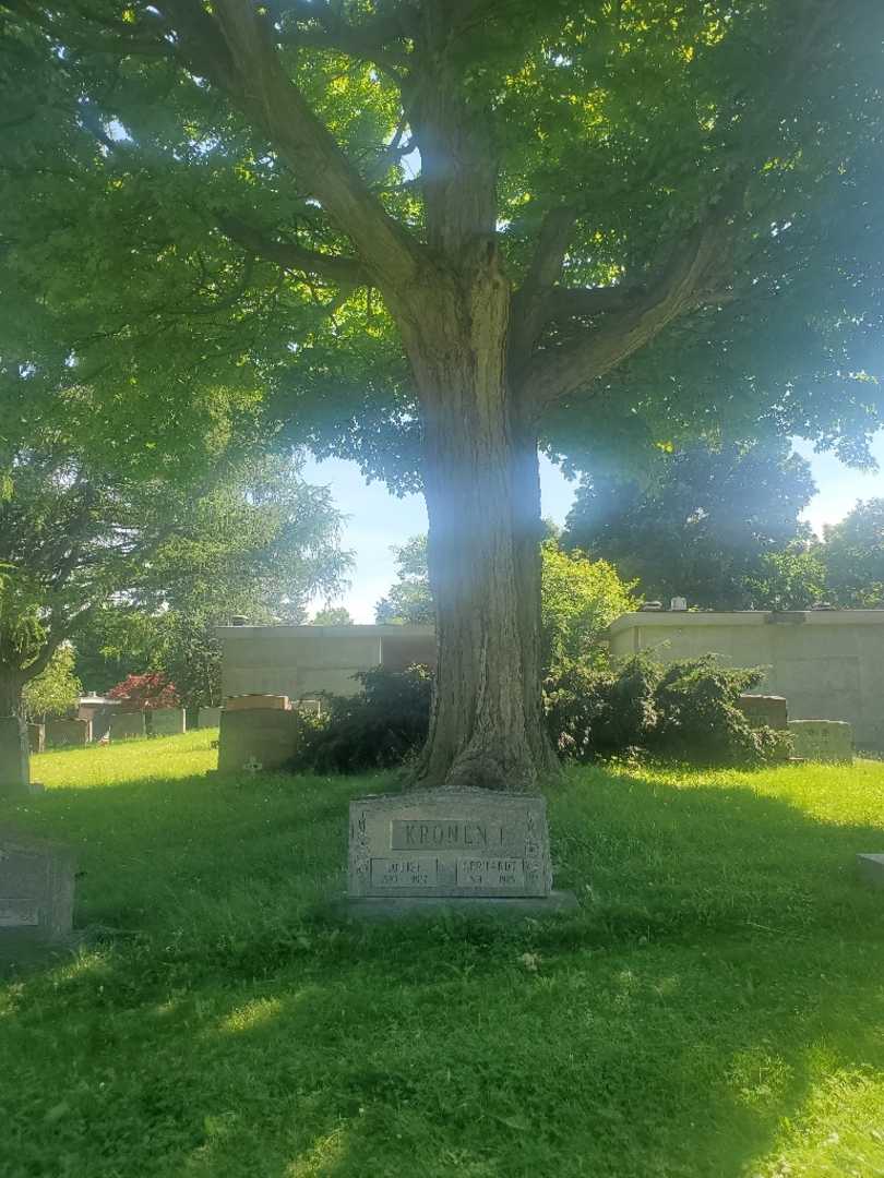 Louise Kronen's grave. Photo 1