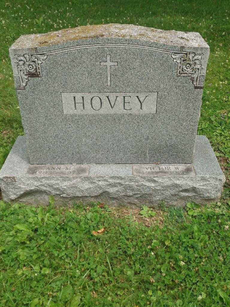 Victor W. Hovey's grave. Photo 2