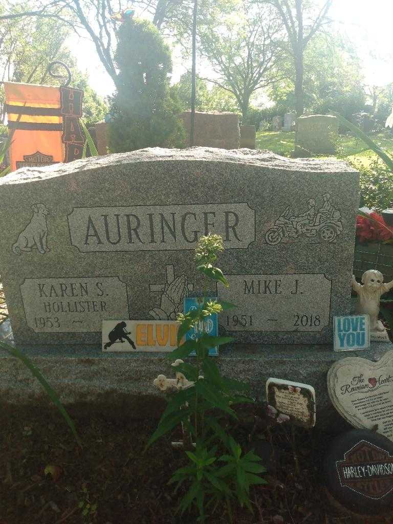 Mike J. Auringer's grave. Photo 3