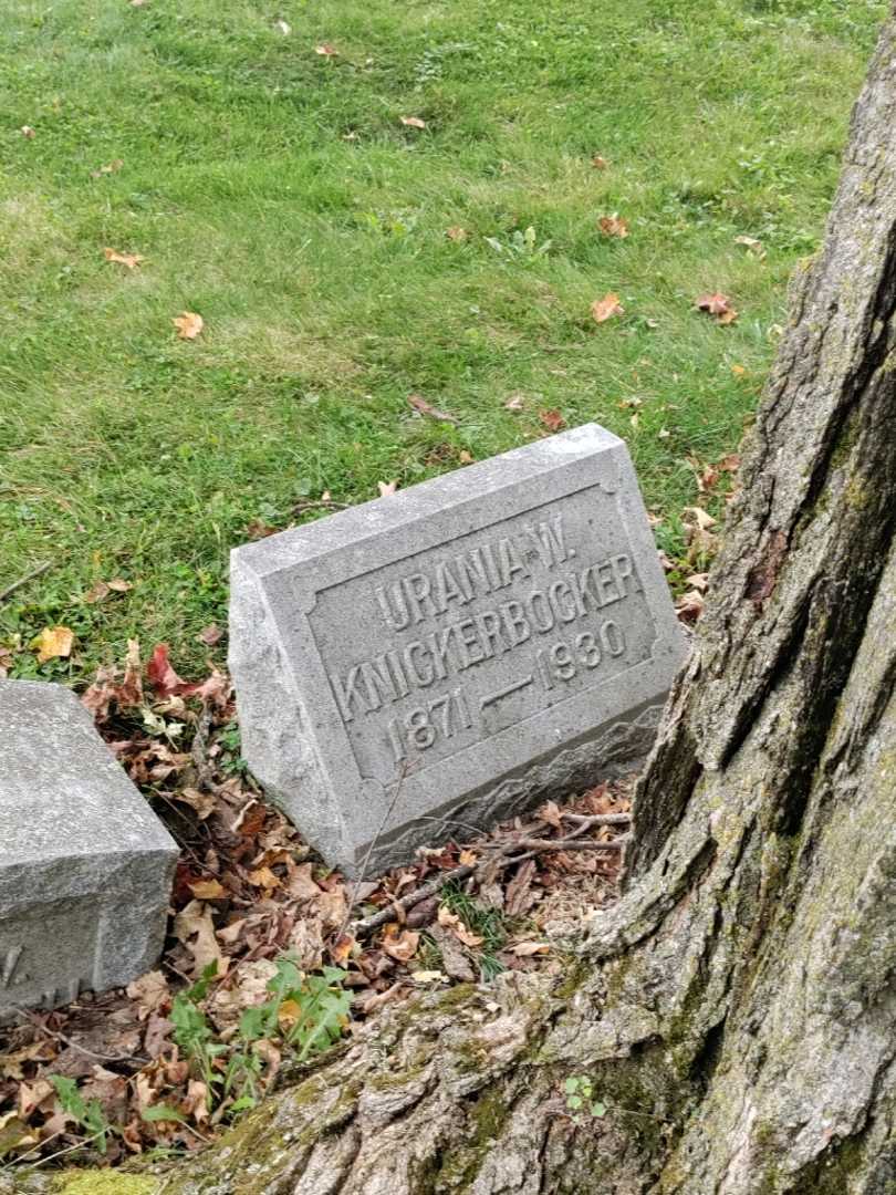 Urania Sophia W Knickerbocker's grave. Photo 2