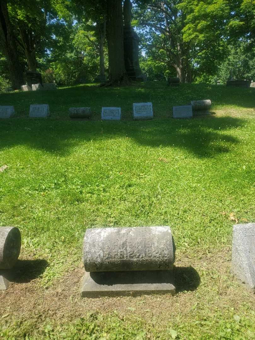 Herbert R. Miller's grave. Photo 1