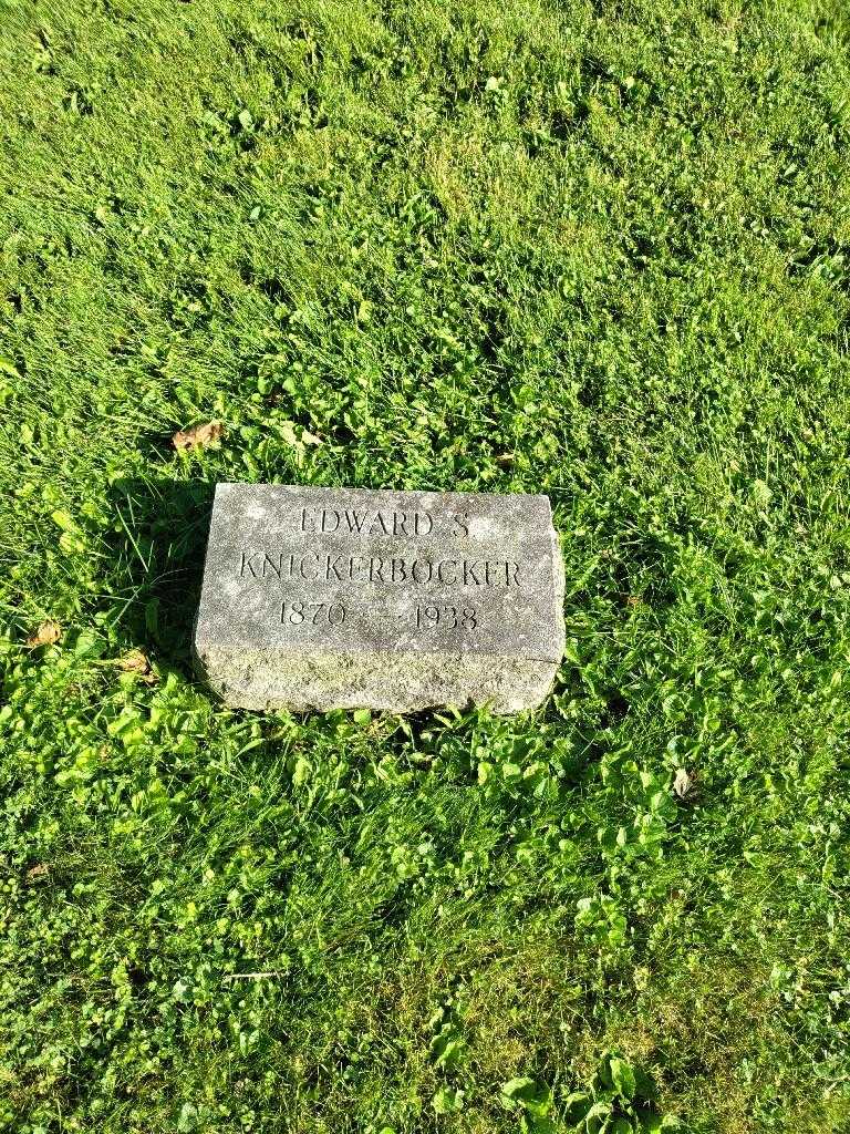 Edward S. Knickerbocker's grave. Photo 2