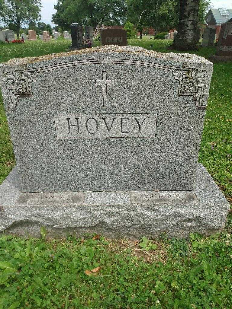 Victor W. Hovey's grave. Photo 3