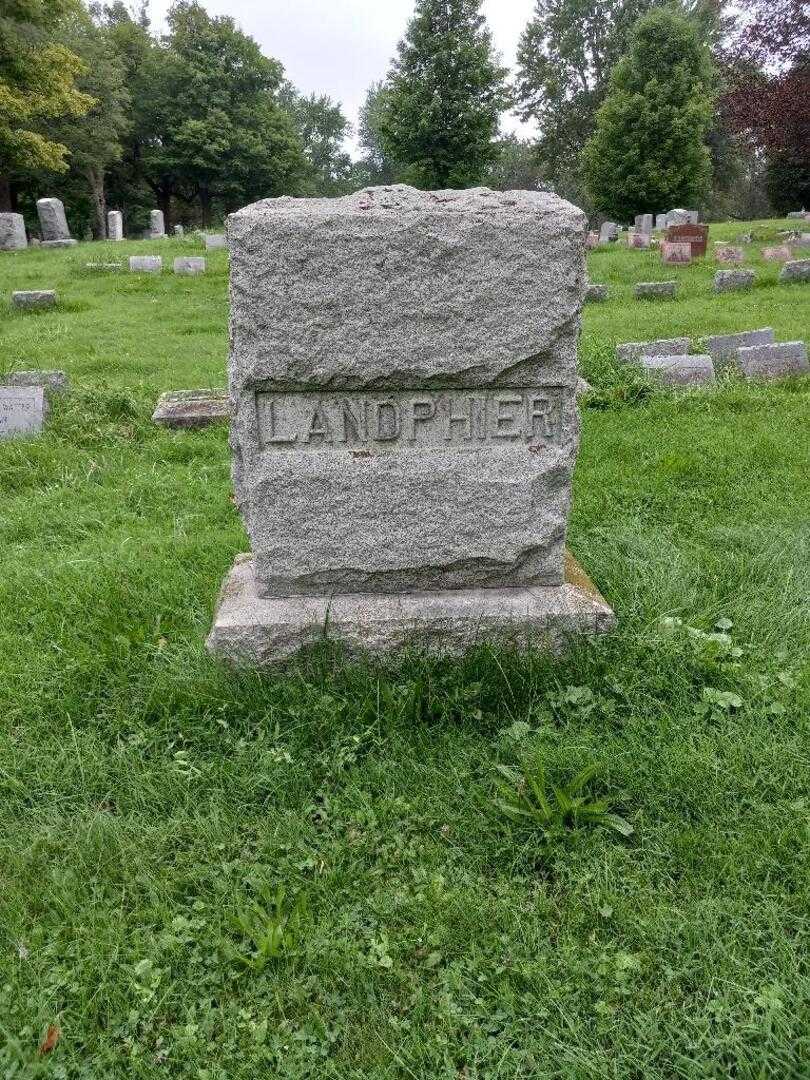 Leola E. Landphier's grave. Photo 4