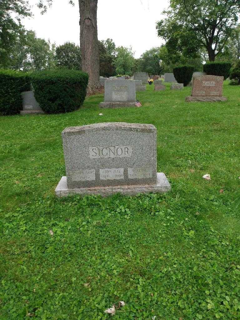 Anna Mae Signor's grave. Photo 1