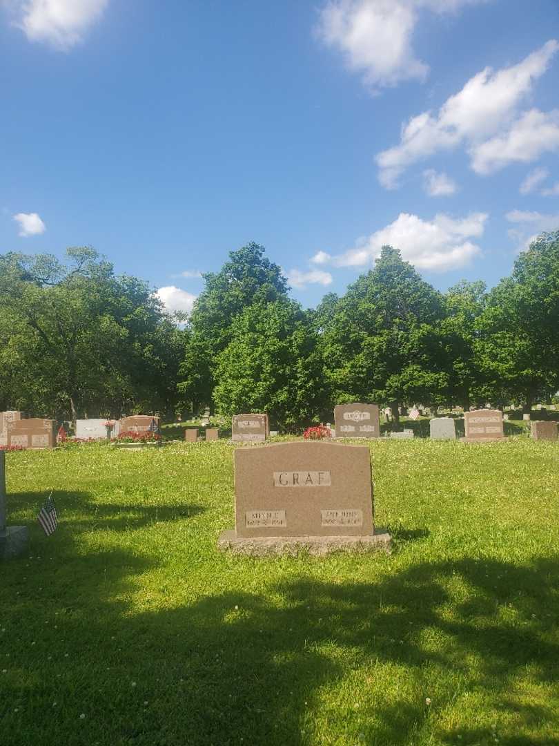 Minnie S. Graf's grave. Photo 1