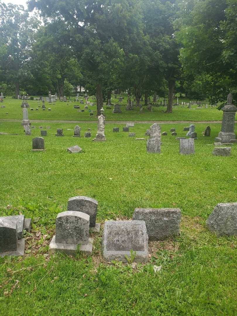 Mary B. Walter's grave. Photo 2