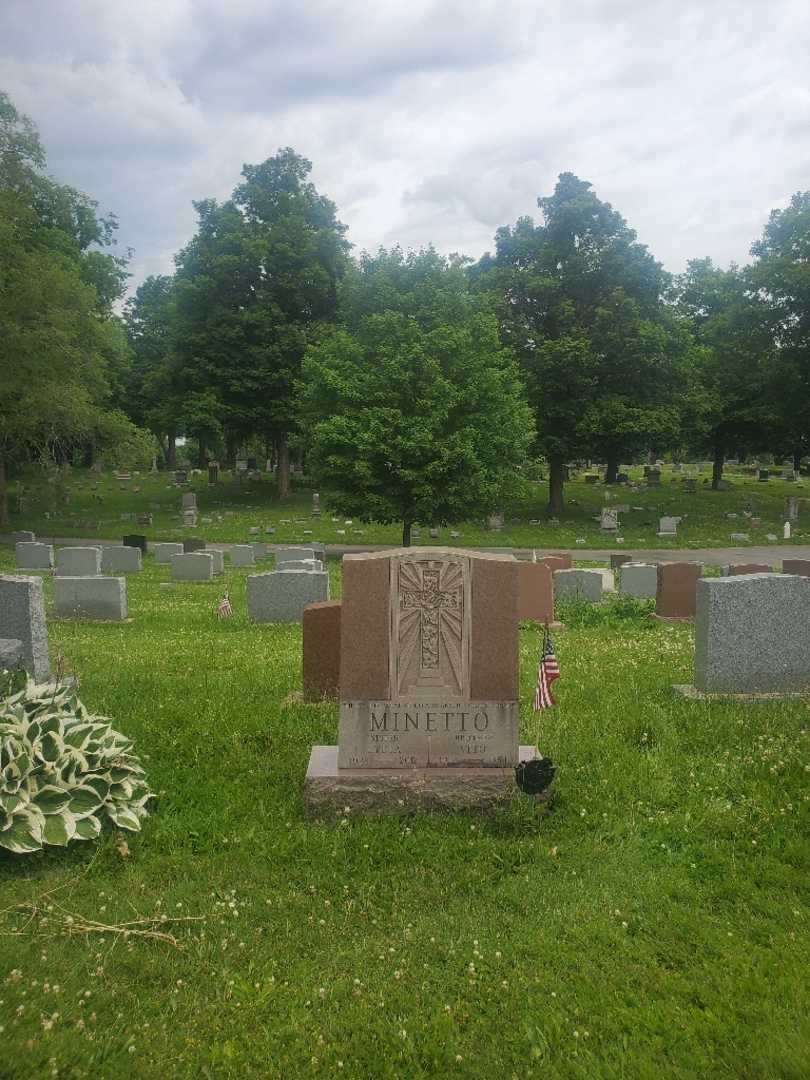 Vito Minetto's grave. Photo 1