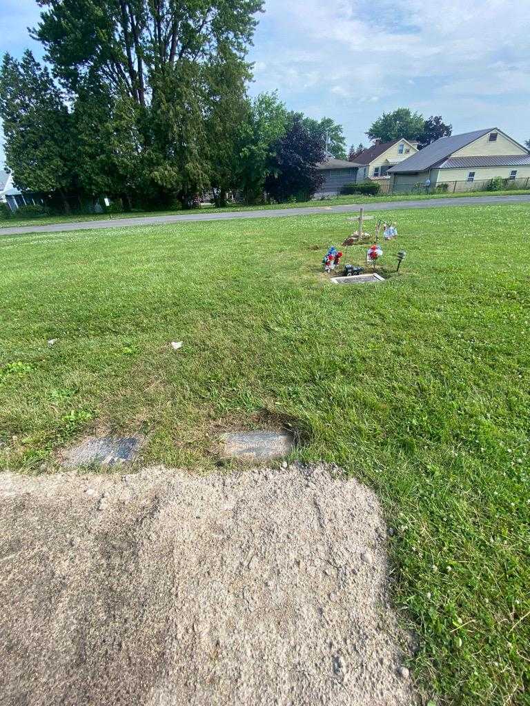 Ronald A. Weller's grave. Photo 1