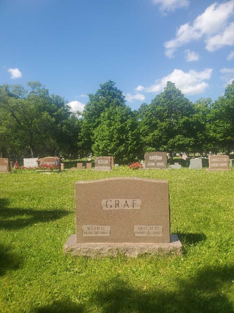 Minnie S. Graf's grave. Photo 2