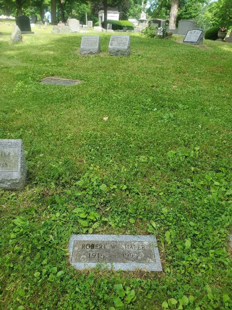 Robert W. Shafer's grave. Photo 1