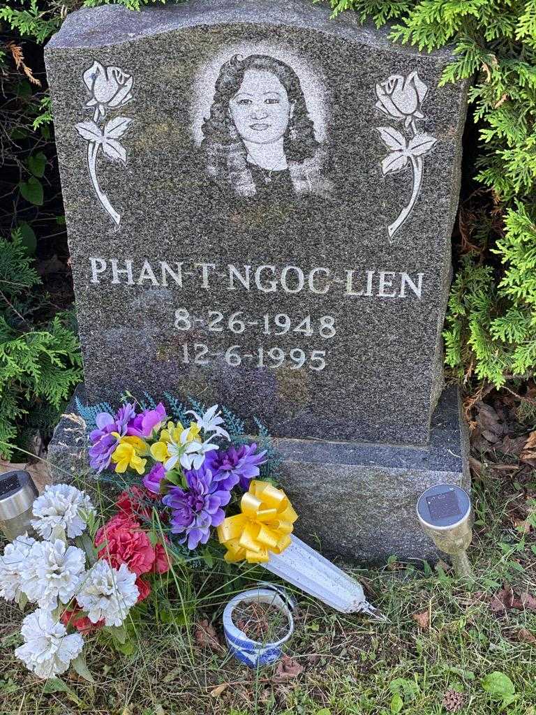 Lien T. Ngoс Phan's grave. Photo 3