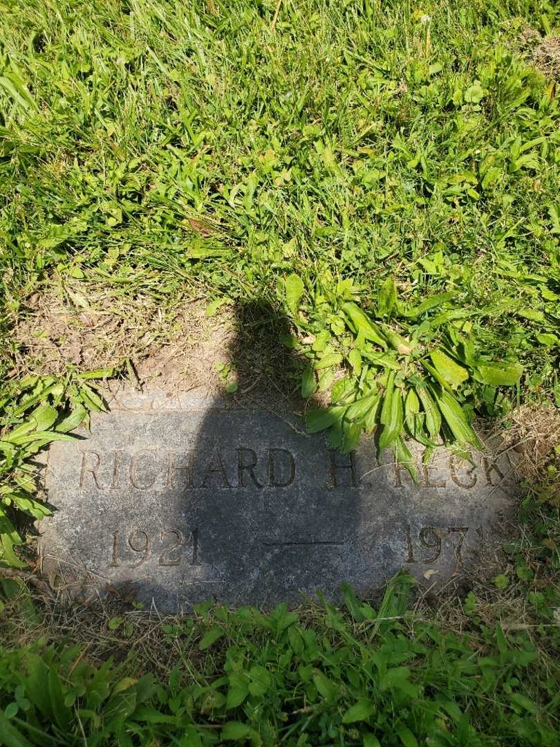 Richard H. Peck's grave. Photo 4