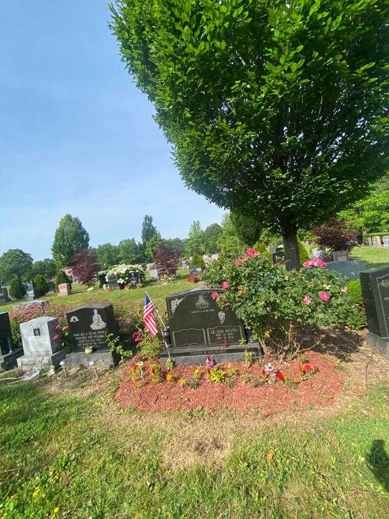Le Van Huyen's grave. Photo 1