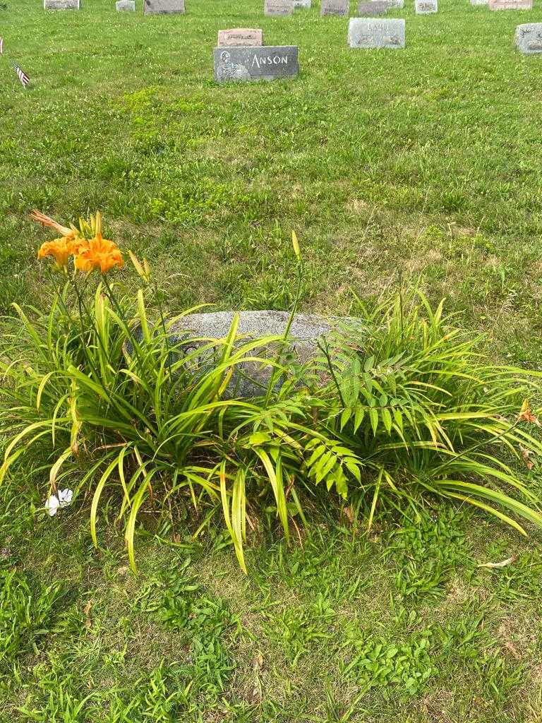 Leona O'Mara's grave. Photo 1
