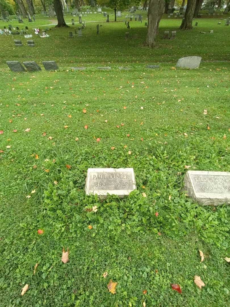 Paul Dunger's grave. Photo 1