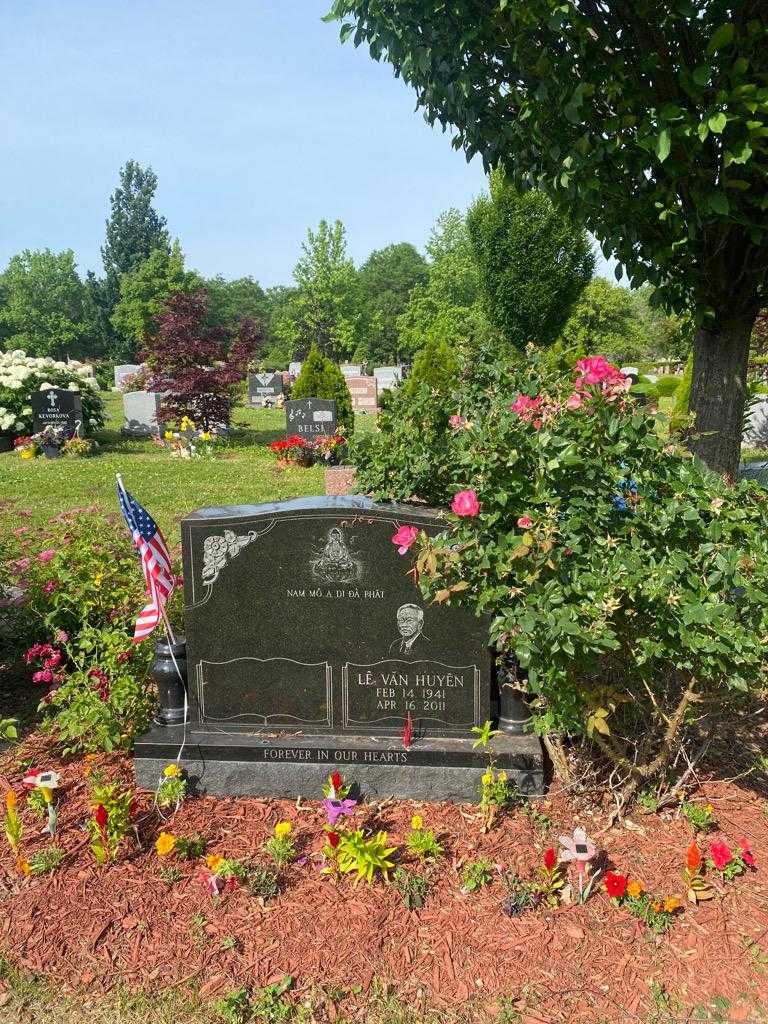 Le Van Huyen's grave. Photo 2