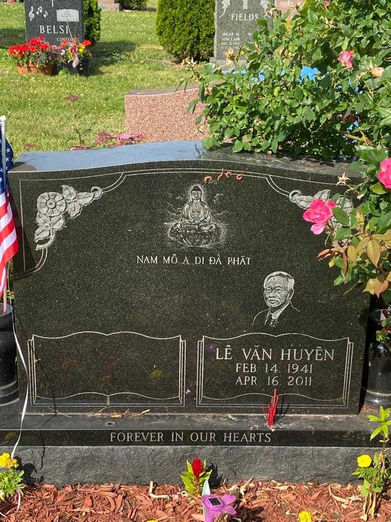 Le Van Huyen's grave. Photo 3