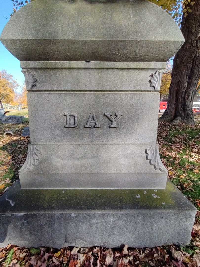 Lillian B. Day's grave. Photo 4