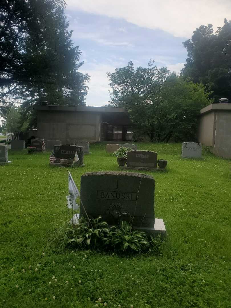 Edith A. Banuski's grave. Photo 1