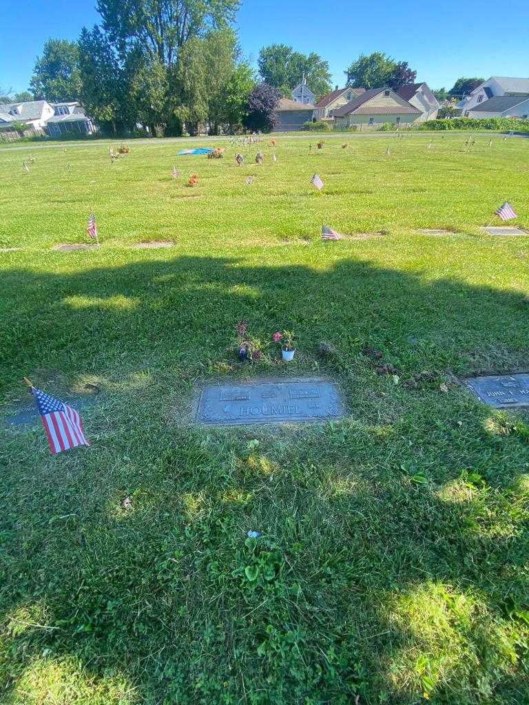 Thomas Henry Houmiel's grave. Photo 1