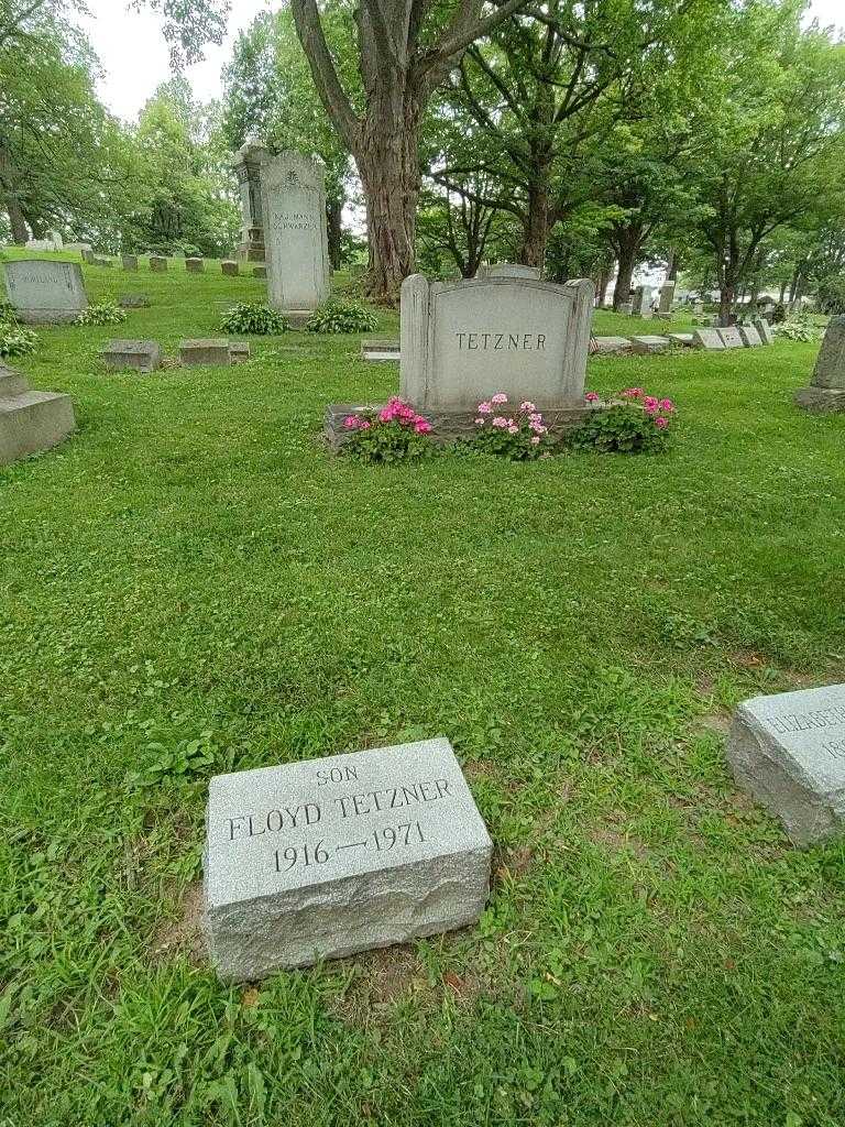 Floyd Tetzner's grave. Photo 1