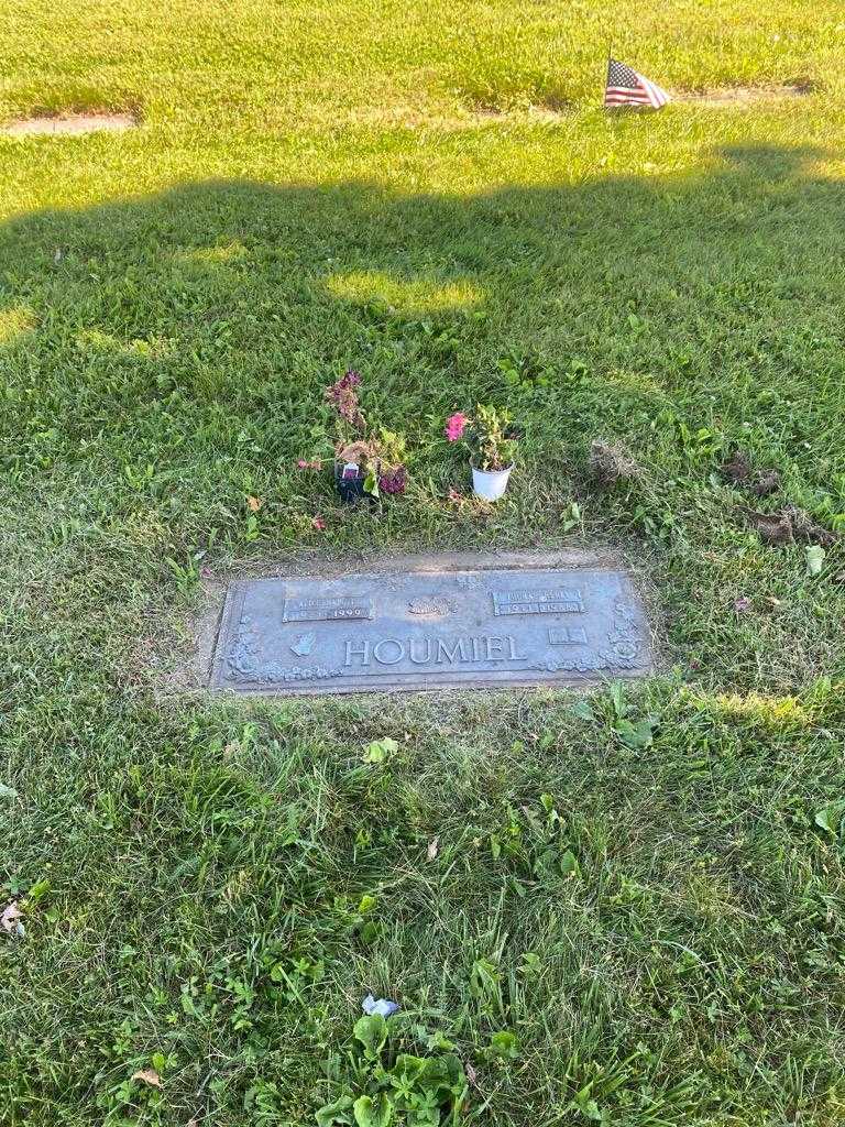 Thomas Henry Houmiel's grave. Photo 2