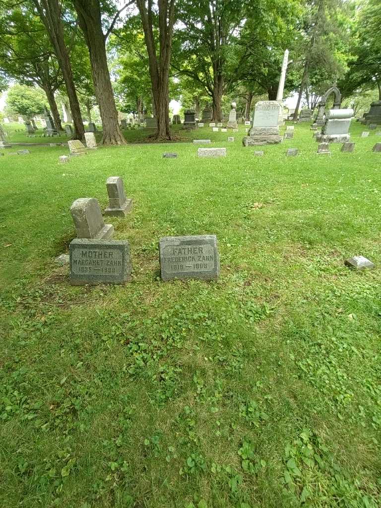 Frederick Zahn's grave. Photo 1