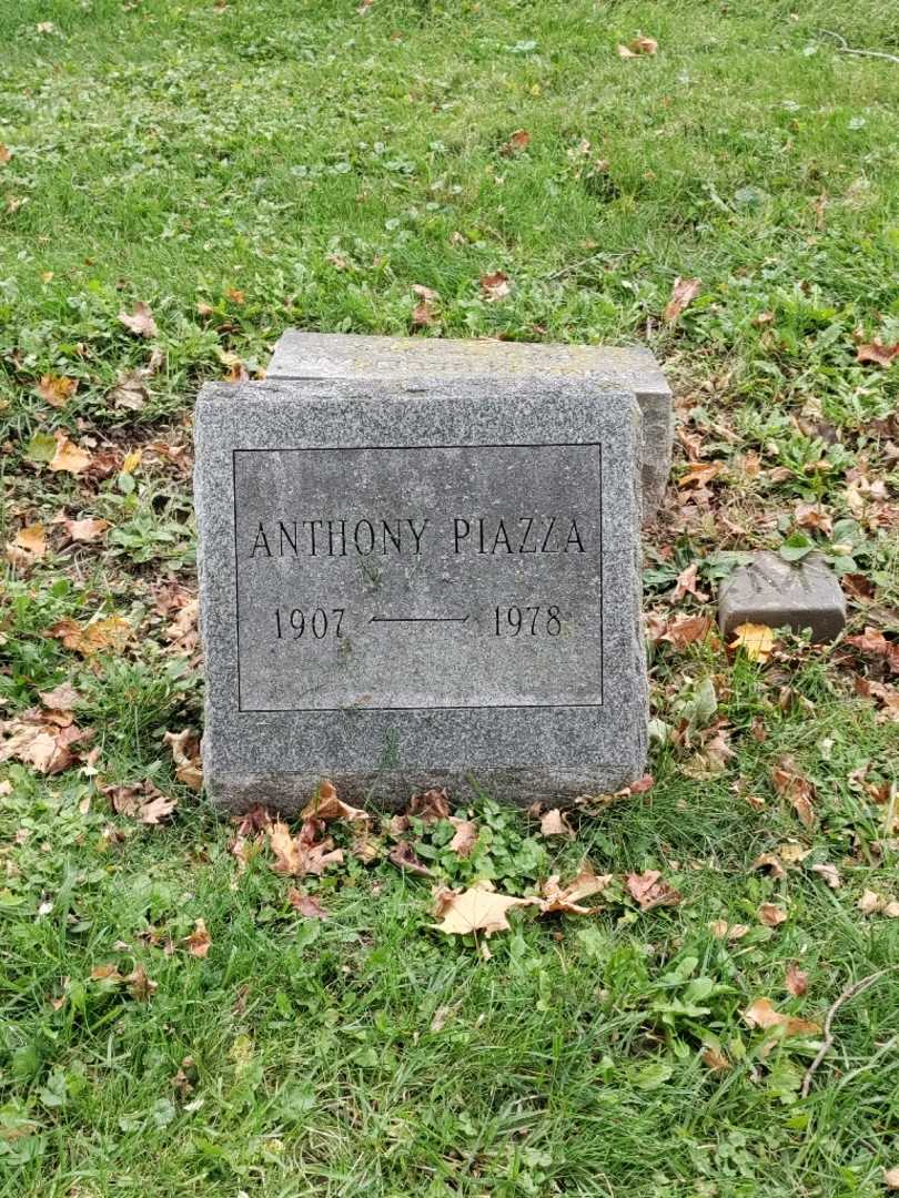 Anthony Piazza Junior's grave. Photo 2