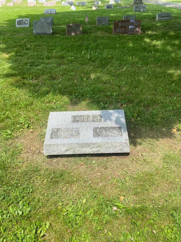 Hulda Niek's grave. Photo 2