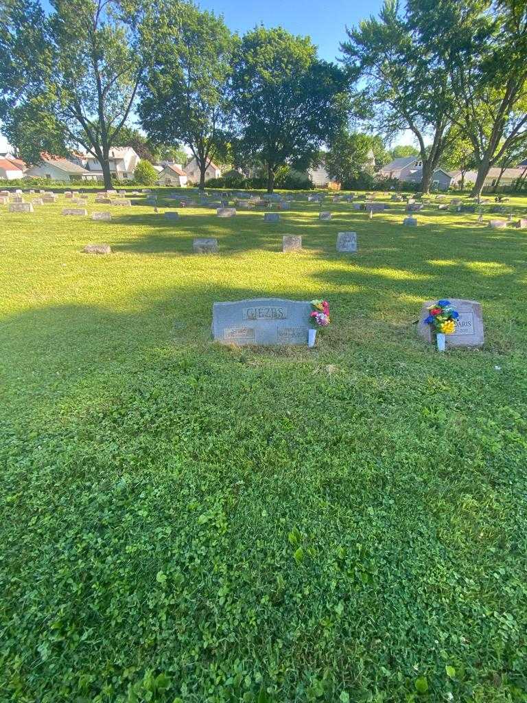 Bessie Dardaris Giezes's grave. Photo 1