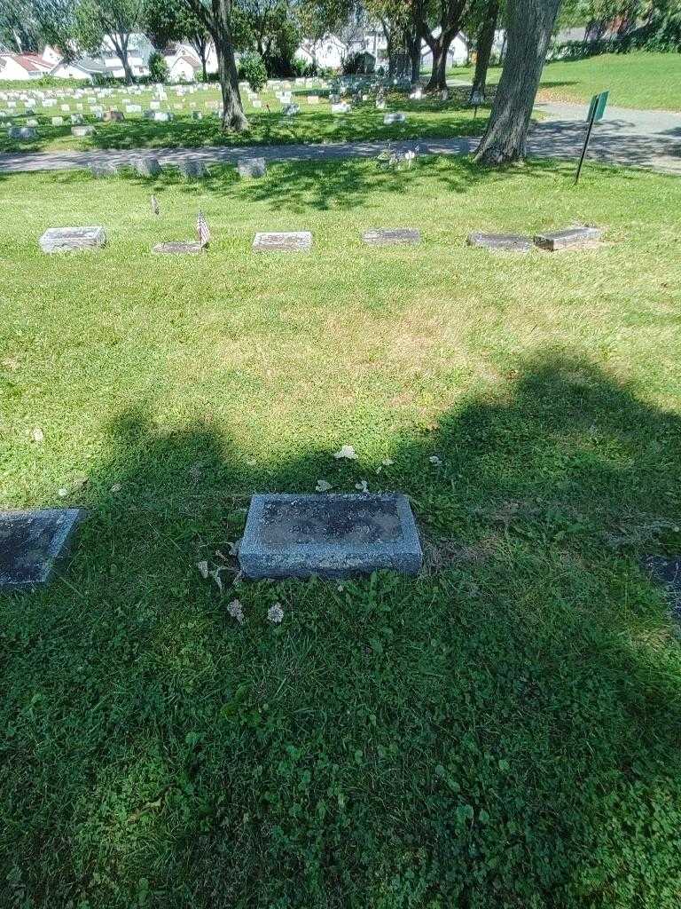 Bertha Gross's grave. Photo 1