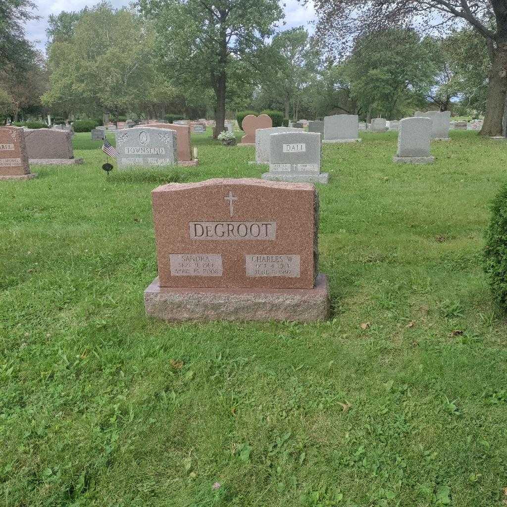 Sandra De Groot's grave. Photo 1