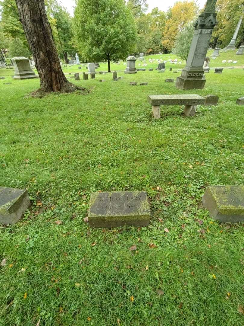 Edith O. Clary's grave. Photo 1
