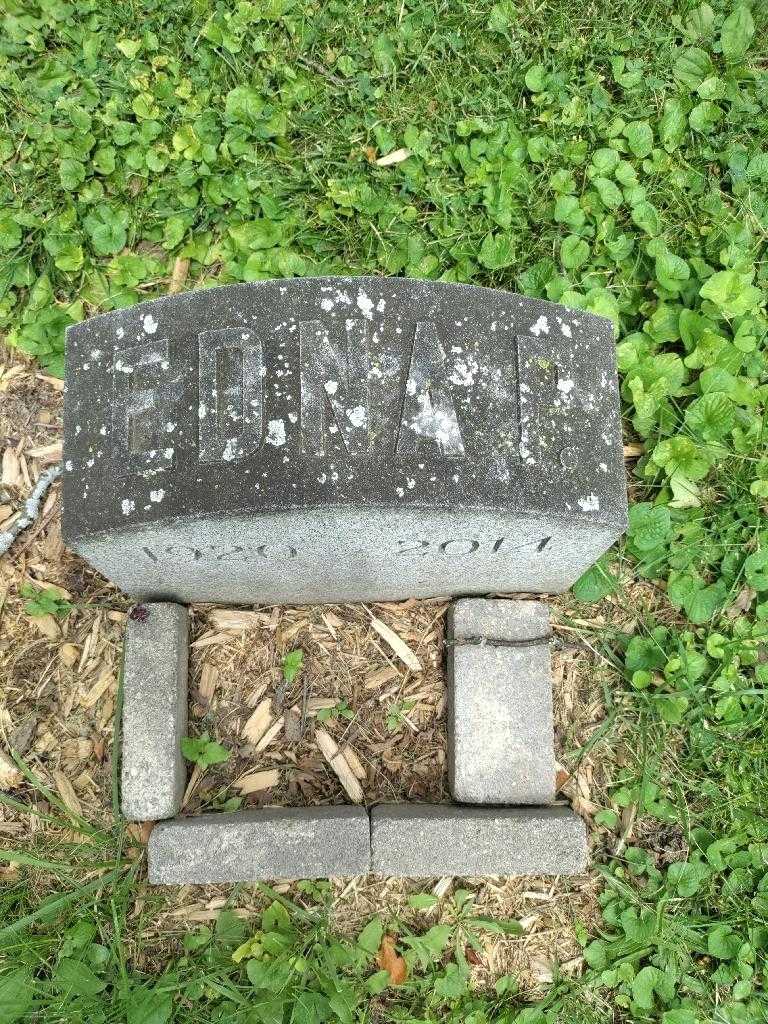 Edna P. Greenway's grave. Photo 4