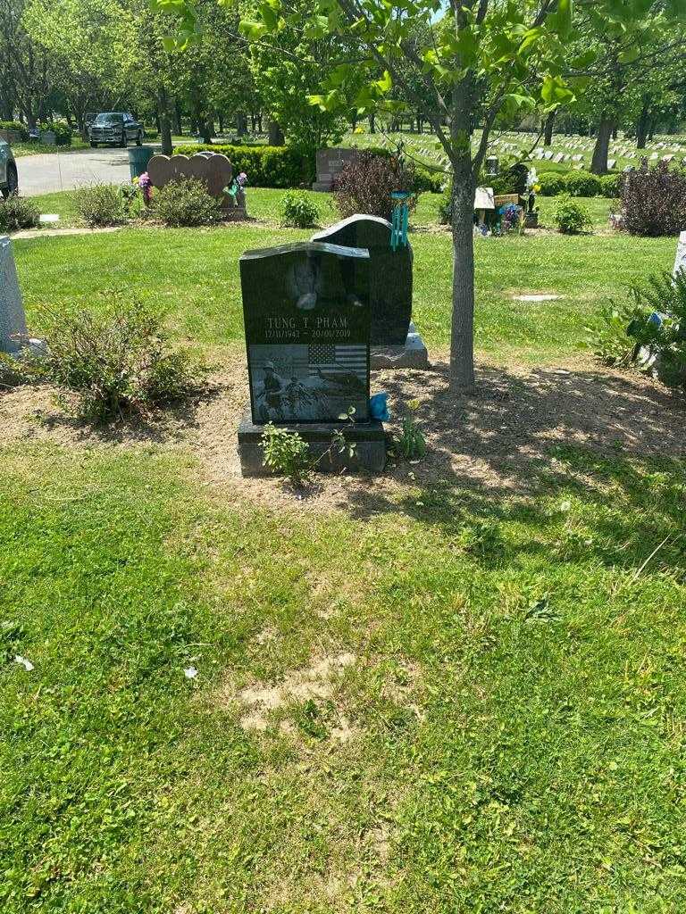 Pham T. Tung's grave. Photo 3