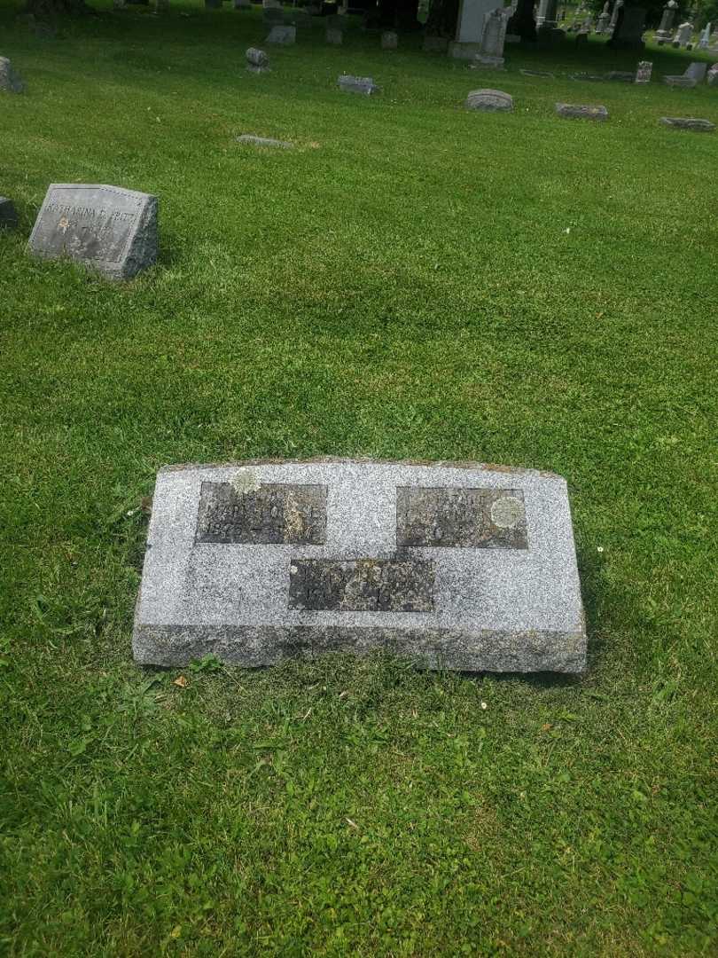 Mary Louise Minaker's grave. Photo 3