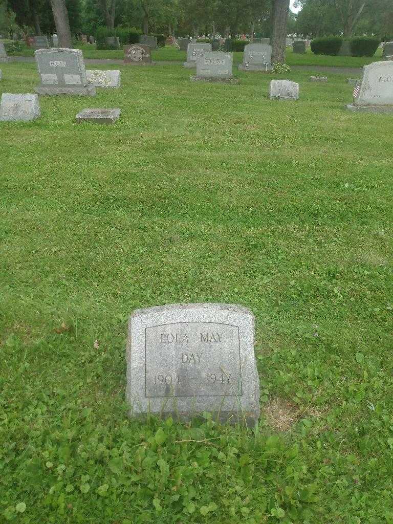 Lola May Day's grave. Photo 1