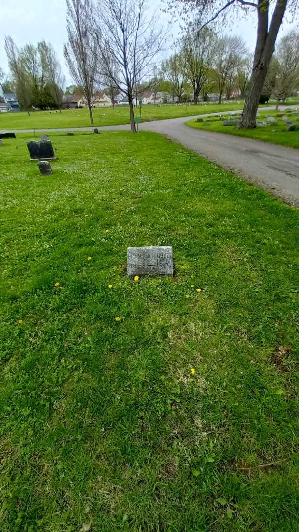 Frank Woodhull's grave. Photo 1