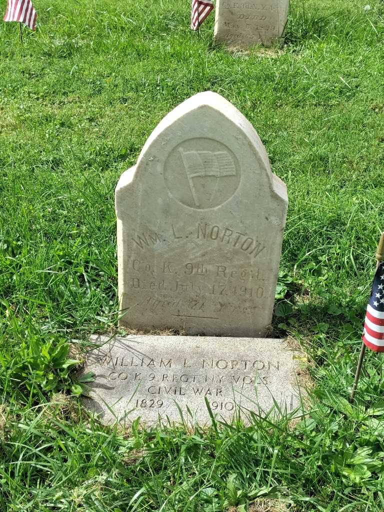 William L. Norton's grave. Photo 3