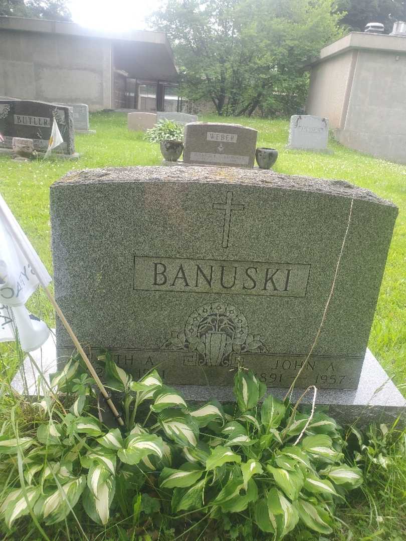 Edith A. Banuski's grave. Photo 3