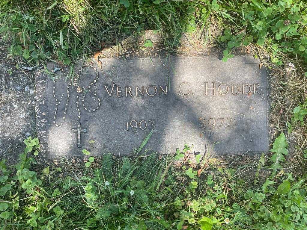 Vernon G. Houde's grave. Photo 1