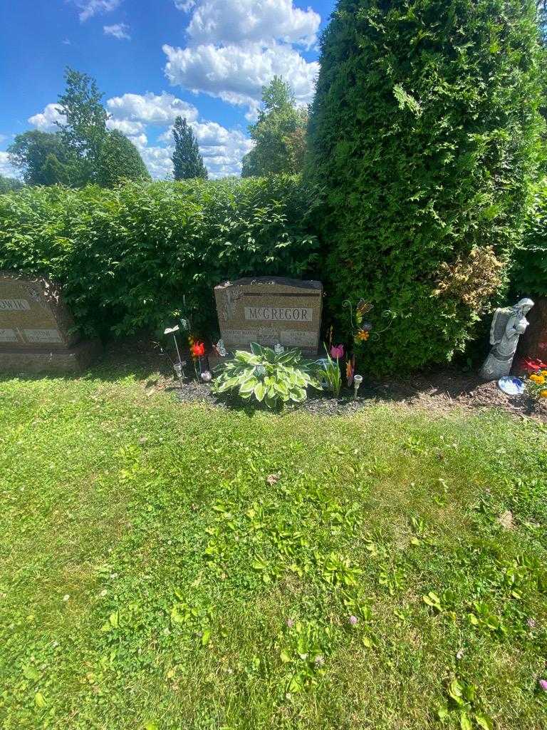 Glenn R. "Mac" McGregor's grave. Photo 1