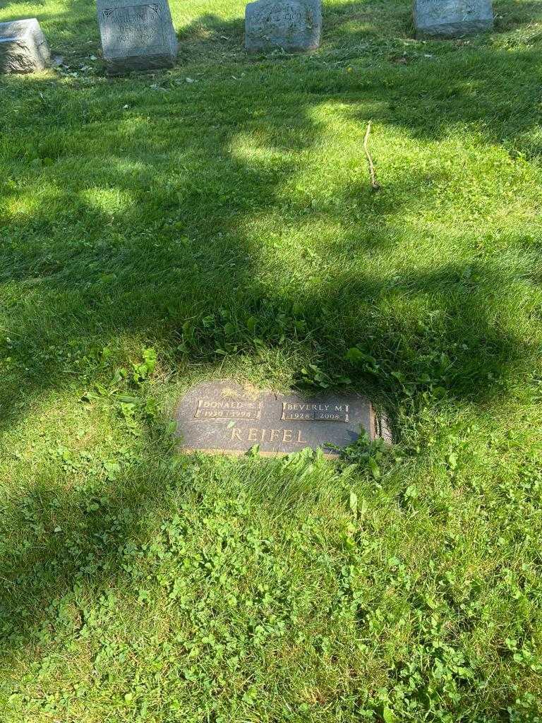 Beverly M. Reifel's grave. Photo 5