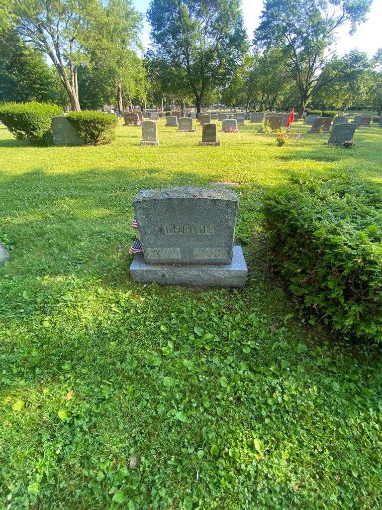 Lillian B. Burch's grave. Photo 1