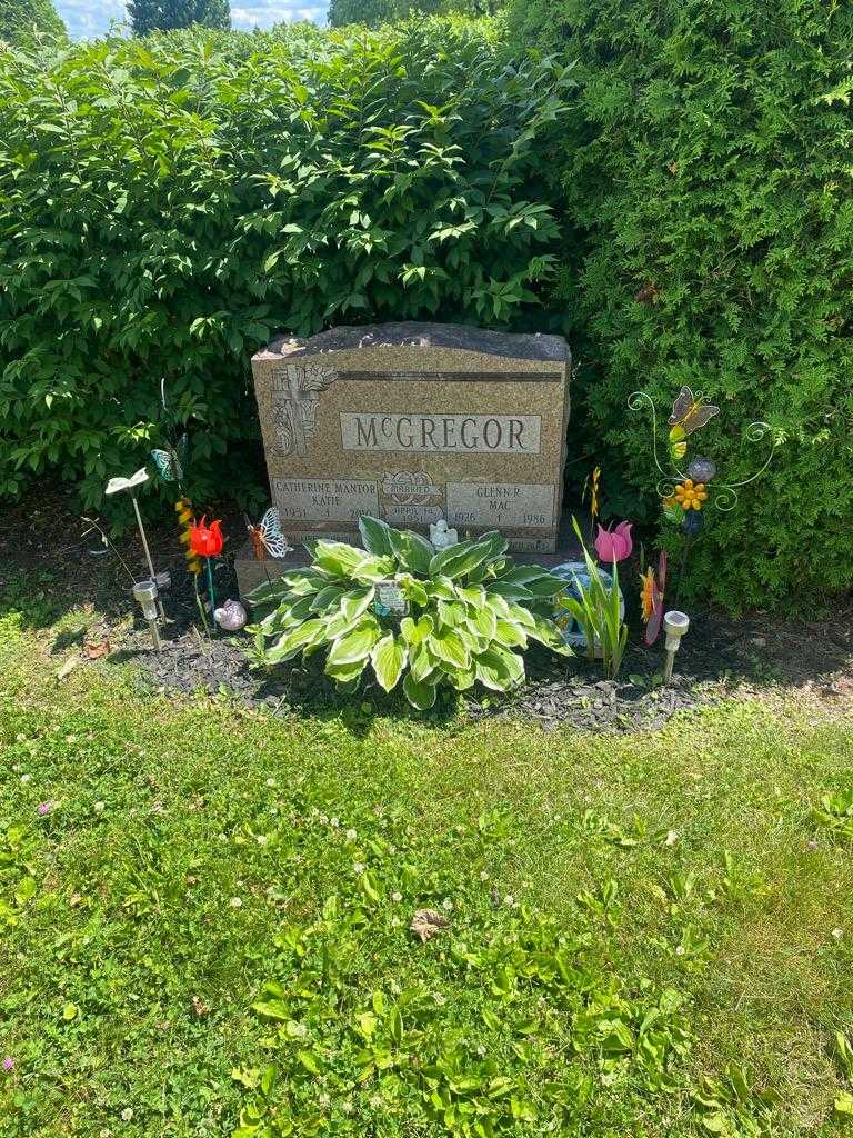 Glenn R. "Mac" McGregor's grave. Photo 2